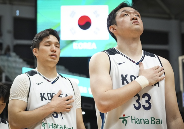 Jang Jae-seok và Lee Seung-hyun (bên phải). /Ảnh=Hiệp hội Bóng rổ Hàn Quốc cung cấp