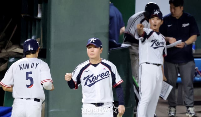 Kim Do-young of the national baseball team (left) receives congratulations from manager Ryu Ji-hyun after scoring on an eighth-inning double during the 2026 Aichi-Nagoya Asian Games group stage match against Taiwan at Okazaki Citizens Stadium in Aichi Prefecture on the 21st. /Photo=Senior reporter Kang Young-jo