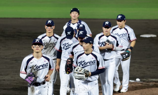 Kim Do-young of the national baseball team (left) heads to the dugout after winning against Taiwan during the 2026 Aichi-Nagoya Asian Games group stage match at Okazaki Citizens Stadium in Aichi Prefecture on the 21st. /Photo=Senior reporter Kang Young-jo