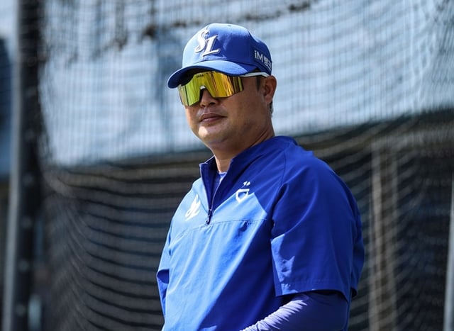 Coach Park Han-i watching batting practice. /Photo=Samsung Lions