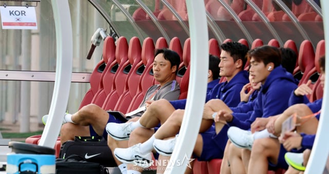 Kim Ki-hoon, coach of the national football team, is seen deep in thought on the field ahead of the 2026 Aichi-Nagoya Asian Games Group D football match between South Korea and Saudi Arabia at Paroma Mizho Rugby Stadium on the 22nd. September 22, 2026. /Photo=Senior reporter Kang Young-jo cameratalks@