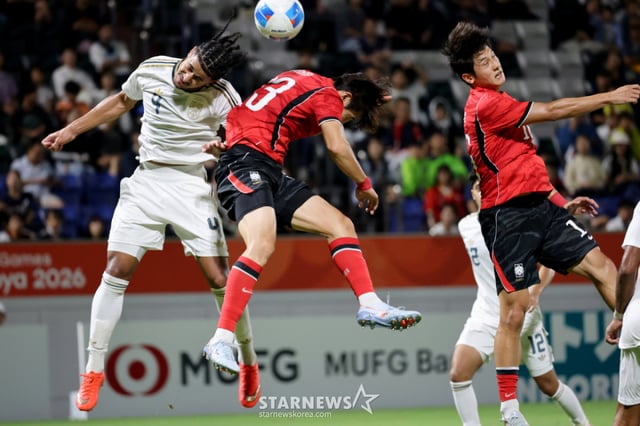 축구대표팀 신민하가 22일 파로마 미즈호 럭비 스타디움에서 열리는 2026 아이치·나고야 아시안게임 축구 D조 한국과 사우디아라비아 경기 후반 헤더를 성공시키고 있다. 2026.09.22. /사진=강영조 cameratalks@