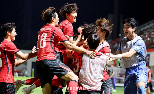 축구대표팀 신민하가 22일 파로마 미즈호 럭비 스타디움에서 열리는 2026 아이치·나고야 아시안게임 축구 D조 한국과 사우디아라비아 경기 후반 헤더를 성공시키고 있다. 2026.09.22. 축구대표팀 신민하가 22일 파로마 미즈호 럭비 스타디움에서 열리는 2026 아이치·나고야 아시안게임 축구 D조 한국과 사우디아라비아 경기 후반 헤더를 성공시킨 후 동료들과 환호하고 있다. 2026.09.22. /사진=강영조 cameratalks@