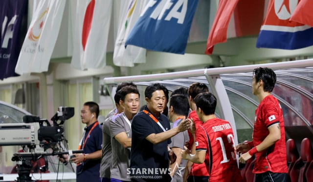 이민성 감독과 선수들이 22일 파로마 미즈호 럭비 스타디움에서 열리는 2026 아이치·나고야 아시안게임 축구 D조 한국과 사우디아라비아 경기에서 승리한 후 그라운드를 돌며 축구팬들에게 인사를 하며 마무리하고 있다./사진=강영조 cameratalks@