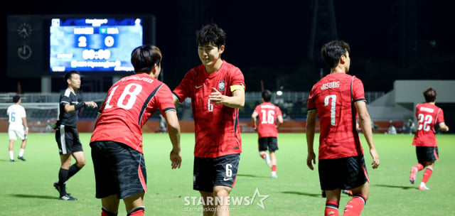 축구대표팀 김명준이 22일 파로마 미즈호 럭비 스타디움에서 열리는 2026 아이치·나고야 아시안게임 축구 D조 한국과 사우디아라비아 경기 후반 헤더를 성공시킨 후 이겨혁의 축하를 받고 있다. 한국이 2-0으로 사우디를 꺾고 8강에 진출했다. 2026.09.22. /사진=강영조 cameratalks@
