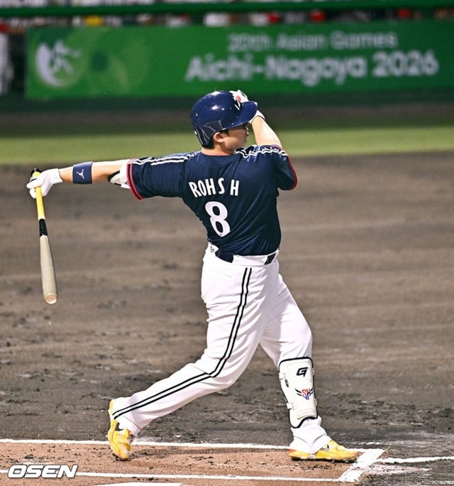 Noh Si-hwan de la selección coreana de béisbol conecta un jonrón de dos carreras para abrir el marcador en el primer inning superior del segundo partido de la fase de grupos del Grupo B de los Juegos Asiáticos Aichi-Nagoya 2026 contra Hong Kong, celebrado el día 22 en el estadio municipal de Toyohashi, prefectura de Aichi, Japón.