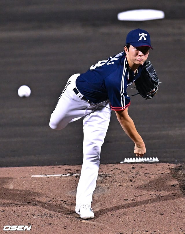 Choi Min-seok de la selección coreana de béisbol se presenta como lanzador abridor y realiza una gran actuación en el segundo partido de la fase de grupos del Grupo B de los Juegos Asiáticos Aichi-Nagoya 2026 contra Hong Kong, celebrado el día 22 en el estadio municipal de Toyohashi, prefectura de Aichi, Japón.