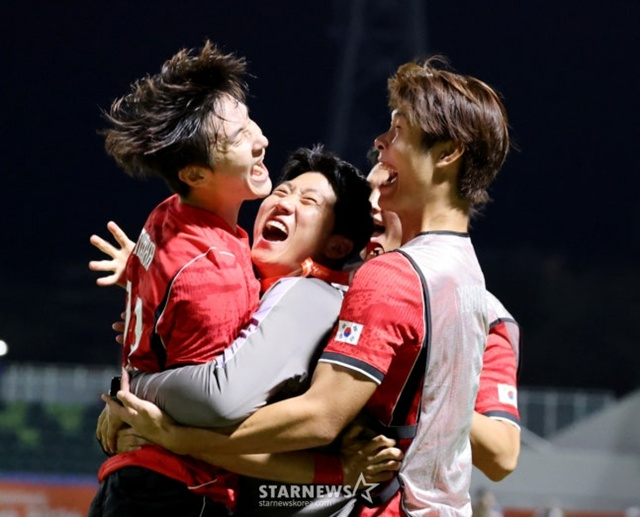 기뻐하는 한국 축구대표팀. /사진=강영조 선임 기자.
