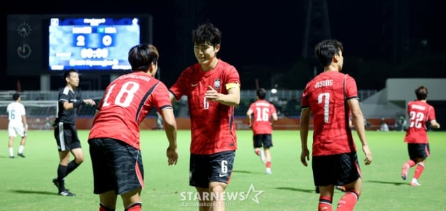 축구대표팀 김명준이 22일 파로마 미즈호 럭비 스타디움에서 열리는 2026 아이치·나고야 아시안게임 축구 D조 한국과 사우디아라비아 경기 후반 헤더를 성공시킨 후 이기혁의 축하를 받고 있다. 한국이 2-0으로 사우디를 꺾고 8강에 진출했다. /사진=강영조 선임 기자.