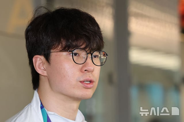 지난 21일 인천국제공항을 통해 귀국한 이현중이 인터뷰를 하고 있다. /사진=뉴시스