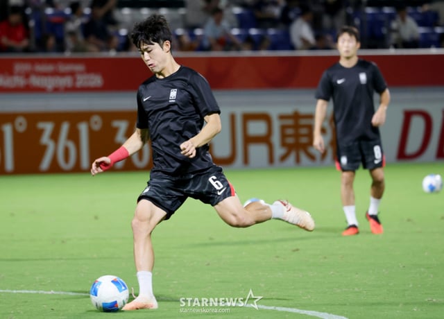 축구대표팀 이기혁이 22일 파로마 미즈호 럭비 스타디움에서 열리는 2026 아이치·나고야 아시안게임 축구 D조 한국과 사우디아라비아 경기를 앞두고 슈팅훈련을 하고 있다. 2026.09.22. /사진=강영조 선임기자