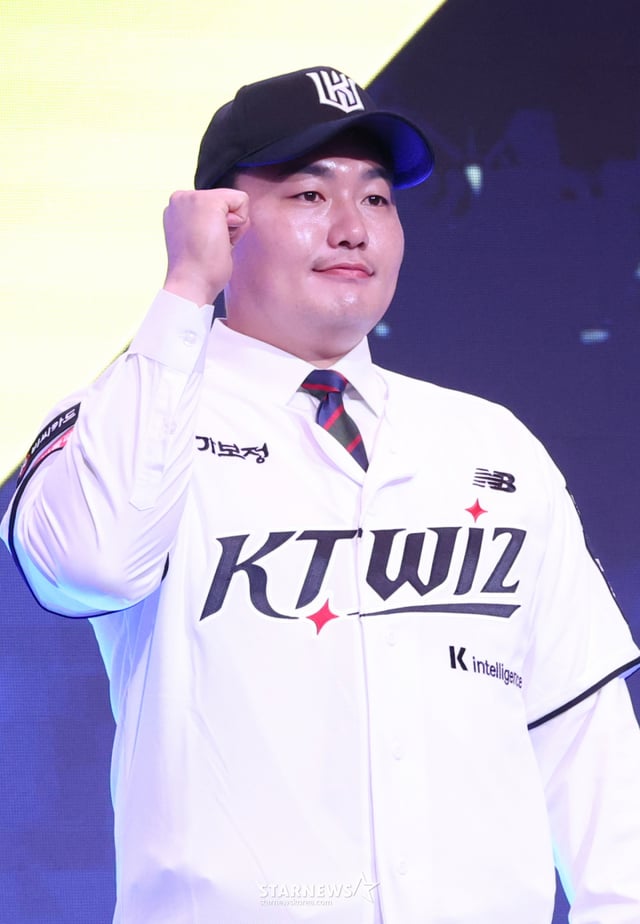 '2027 KBO 신인 드래프트'가 21일 서울 송파구 롯데호텔 월드 크리스탈볼룸에서 열렸다.  KT에 지명된 최지만이 포토타임을 갖고 있다. /사진=김진경 대기자