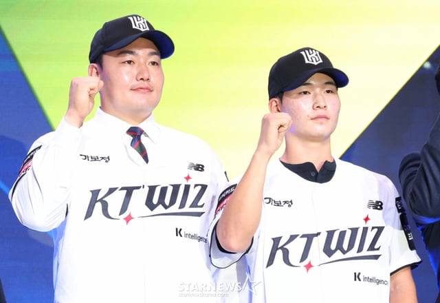 '2027 KBO 신인 드래프트'가 21일 서울 송파구 롯데호텔 월드 크리스탈볼룸에서 열렸다.   KT에 지명된 최지만과 김동영이 포토타임을 갖고 있다. 왼쪽부터 최지만(2R), 김동영(5R). /사진=김진경 대기자