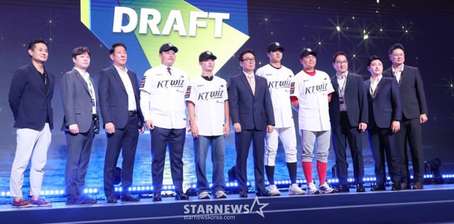 '2027 KBO 신인 드래프트'가 21일 서울 송파구 롯데호텔 월드 크리스탈볼룸에서 열렸다.  최지만을 비롯해 KT에 지명된 선수들이 포토타임을 갖고 있다. /사진=김진경 대기자 
