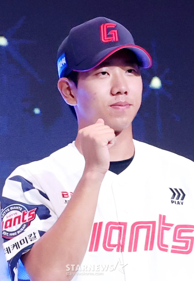 '2027 KBO 신인 드래프트'가 21일 서울 송파구 롯데호텔 월드 크리스탈볼룸에서 열렸다. 원지우(완쪽부터), 박근서, 배종윤, 이현민이 롯데에 지명된 후 포토타임을 갖고 있다. /사진=김진경 대기자