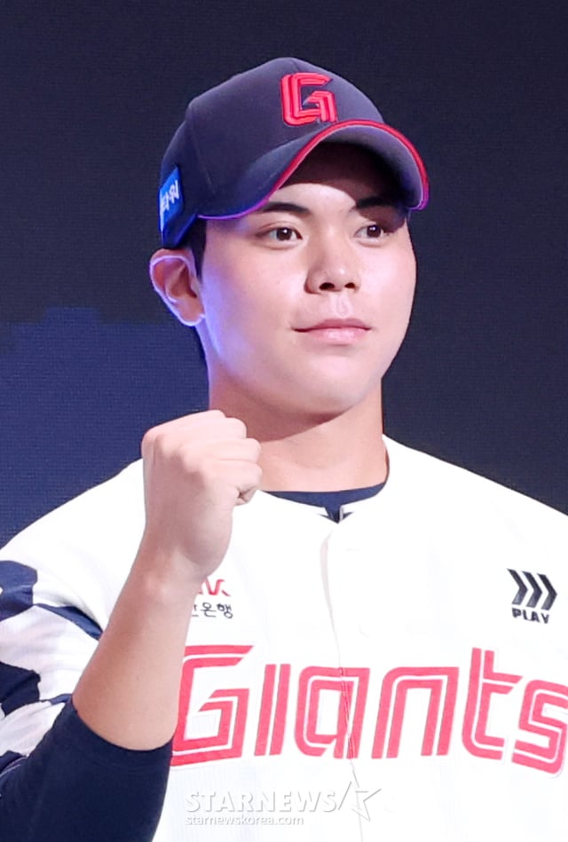 '2027 KBO 신인 드래프트'가 21일 서울 송파구 롯데호텔 월드 크리스탈볼룸에서 열렸다. 이현민이 롯데에 지명된 후 포토타임을 갖고 있다. /사진=김진경 kim.jinkyung@