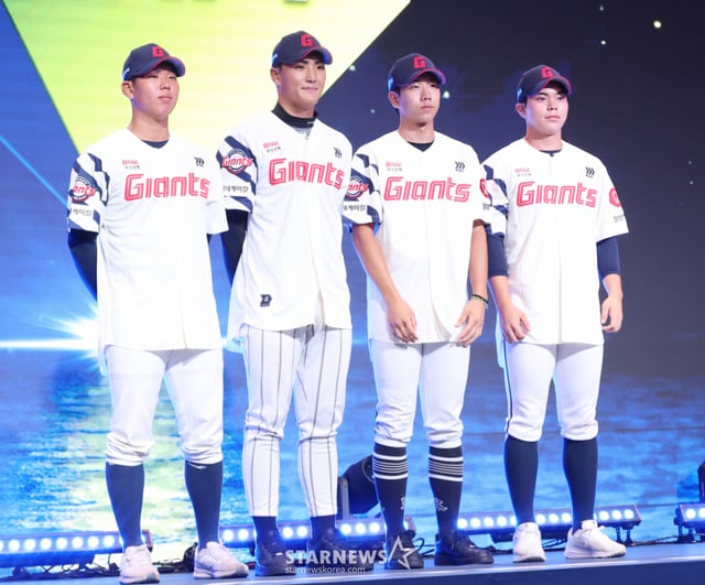 '2027 KBO 신인 드래프트'가 21일 서울 송파구 롯데호텔 월드 크리스탈볼룸에서 열렸다. 원지우(완쪽부터), 박근서, 배종윤, 이현민이 롯데에 지명된 후 포토타임을 갖고 있다. /사진=김진경 대기자