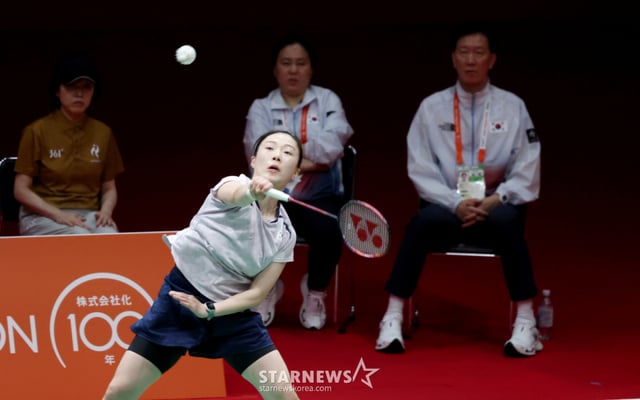 복식조 정나은과 김혜정이 23일 일본 아이치현 이치노미야 시립체육관에서 열린 2026 아이치·나고야 아시안게임 배드민턴 여자 단체전 준결승 일본전 3경기에서 강스매싱을 시도하고 있다. 한국은 첫 경기에서 안세영이 따냈지만 내리 두경기를 내주며 2-1로 일본에 밀려있다. 2026.09.23. /사진=강영조 cameratalks@