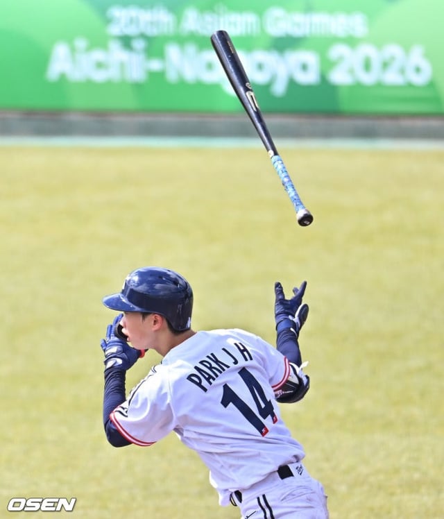 23日,在韩国队朴在贤于日本爱知县冈崎中央综合公园棒球场举行的 2026年爱知·名古屋亚运会小组赛 B 组与泰国的最后一场第三场比赛中击出一支安打。