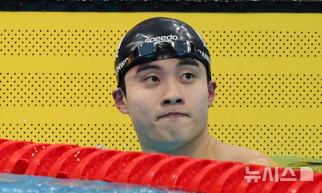 일본 도쿄도 고토구 도쿄아쿠아틱스센터에서 열린 2026 아이치·나고야 아시안게임 경영 남자 자유형 200m 예선 2조 경기에서 황선우가 기록을 확인하고 있다. /사진=뉴시스