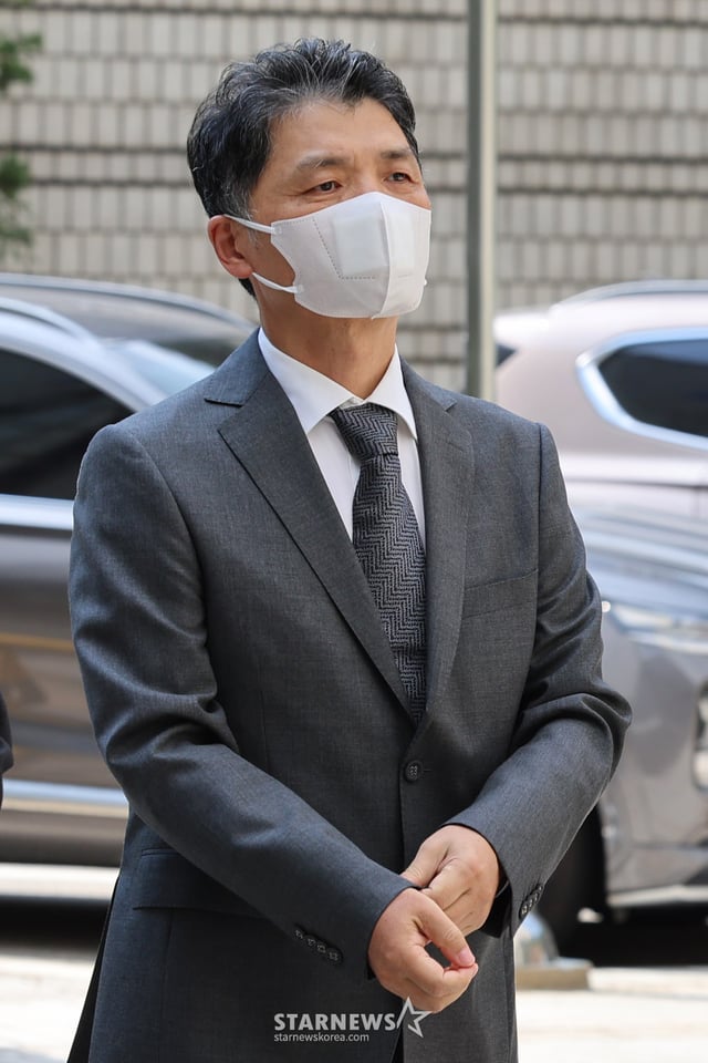 [서울=뉴시스] 권창회 기자 = SM엔터테인먼트 인수 과정에서 시세를 조종한 혐의로 기소돼 1심에서 무죄를 선고받은 카카오 창업자 김범수 미래이니셔티브센터장이 23일 서울 서초구 서울고등법원에서 열린 결심공판에 출석하고 있다. 2026.09.23. kch0523@newsis.com /사진=권창회