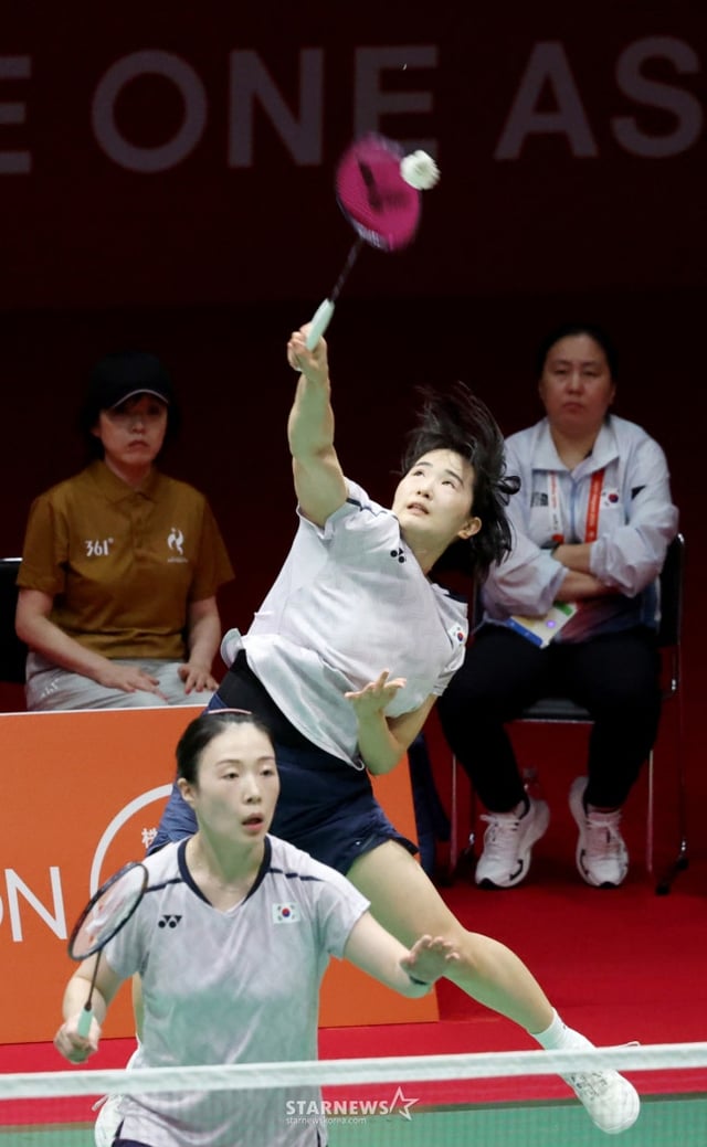 Jeong Na-eun (top) attempts a powerful smash during the third match of the women's team semi-final between Korea and Japan at the 2026 Aichi-Nagoya Asian Games held on the 23rd at Ichinomiya Municipal Gymnasium in Aichi Prefecture, Japan. /Photo=Senior reporter Kang Young-jo.