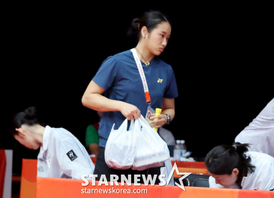 1경기 단식을 따냈던 안세영이 23일 일본 아이치현 이치노미야 시립체육관에서 열린 2026 아이치·나고야 아시안게임 배드민턴 여자 단체전 준결승 일본전 4경기 복식에서 패하며 결승행이 좌절되자 경기장을 떠나고 있다. /사진=강영조 선임기자