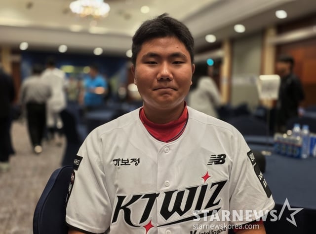 KT 김지율이 지난 21일 서울 송파구 롯데호텔 월드 크리스탈볼룸에서 열린 '2027 KBO 신인 드래프트'에서 스타뉴스와 인터뷰에 응했다. /사진=김동윤 기자