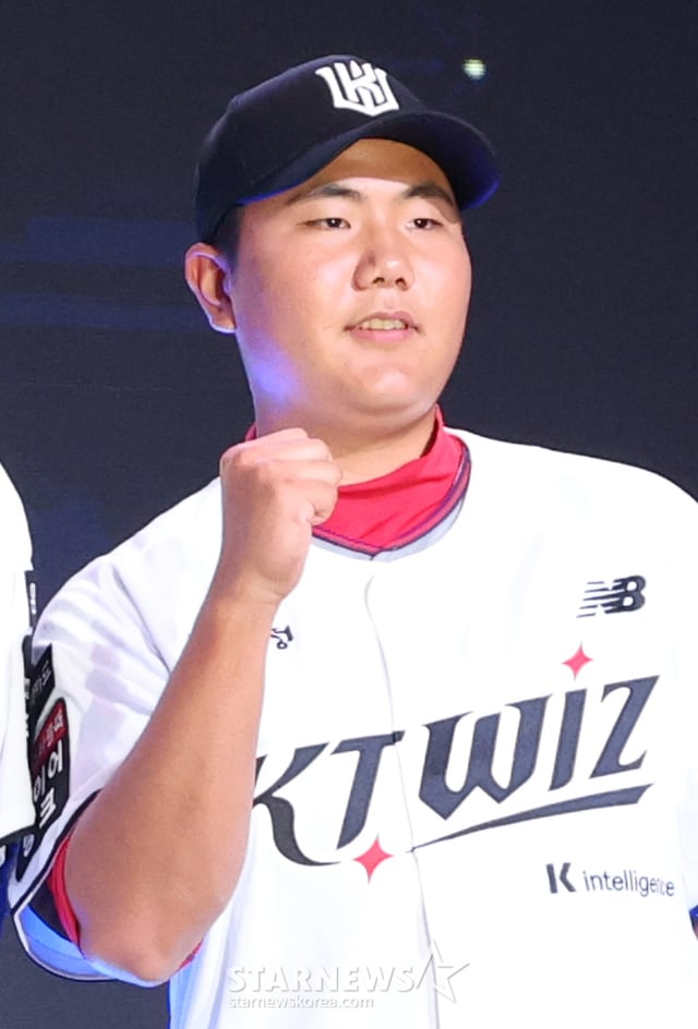 '2027 KBO 신인 드래프트'가 21일 서울 송파구 롯데호텔 월드 크리스탈볼룸에서 열렸다. 충암고 김지율이 KT에 지명된 후 포토타임을 갖고 있다. /사진=김진경 대기자