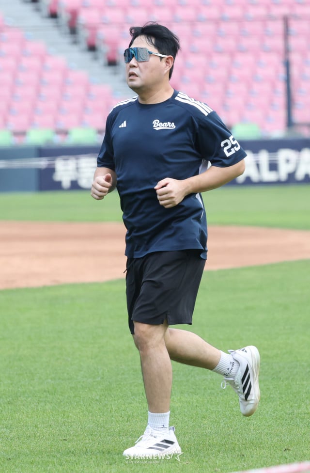 The 2026 Shinhan SOL KBO League match between Doosan Bears and KIA Tigers was held on the 23rd at Seoul Jamsil Baseball Stadium. Doosan's Yang Eui-ji is seen performing running drills. /Photo=Senior reporter Kim Jin-kyung kim.jinkyung@