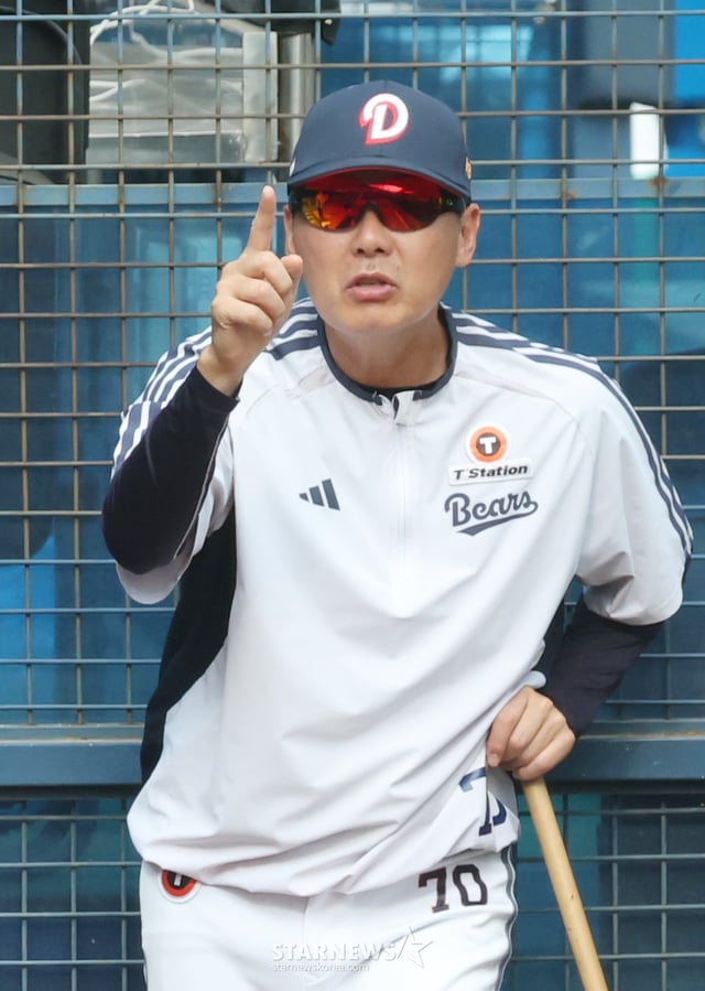 The 2026 Shinhan SOL KBO League match between Doosan Bears and KIA Tigers was held on the 23rd at Seoul Jamsil Baseball Stadium. Doosan manager Kim Won-hyung is instructing players on pitching. /Photo=Senior reporter Kim Jin-kyung kim.jinkyung@