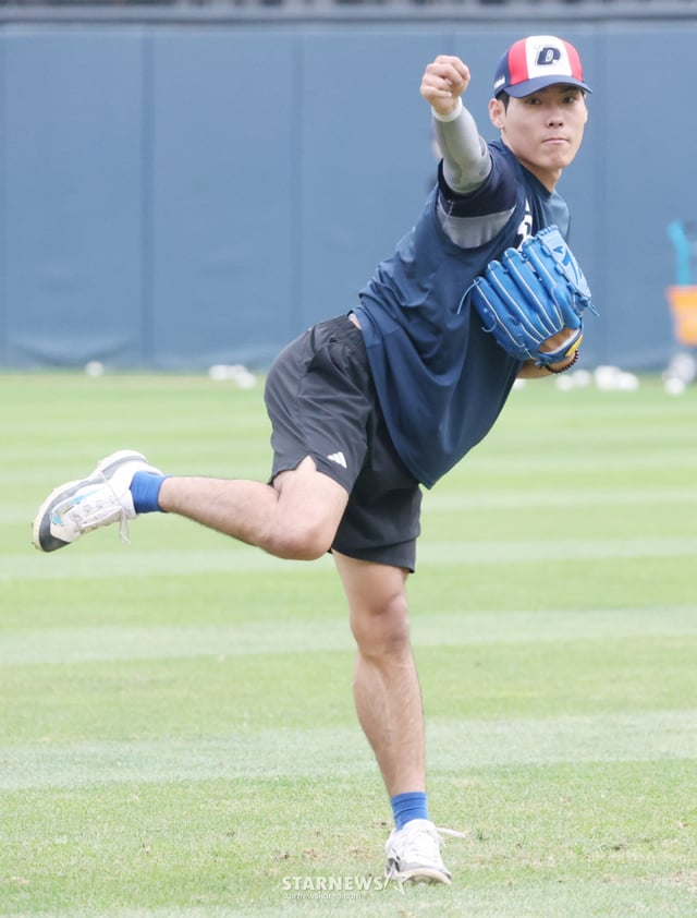 The 2026 Shinhan SOL KBO League match between Doosan Bears and KIA Tigers was held on the 23rd at Seoul Jamsil Baseball Stadium. Doosan's Yoon Tae-ho is seen performing pitching drills. /Photo=Senior reporter Kim Jin-kyung kim.jinkyung@