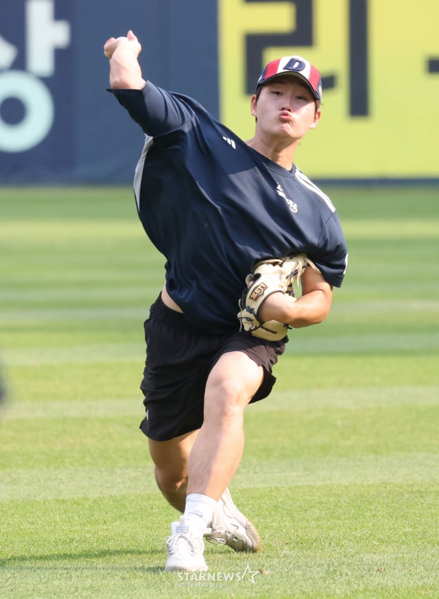 The 2026 Shinhan SOL KBO League match between Doosan Bears and KIA Tigers was held on the 23rd at Seoul Jamsil Baseball Stadium. Doosan's Kim Taek-yeon is seen performing pitching drills in the outfield. /Photo=Senior reporter Kim Jin-kyung kim.jinkyung@