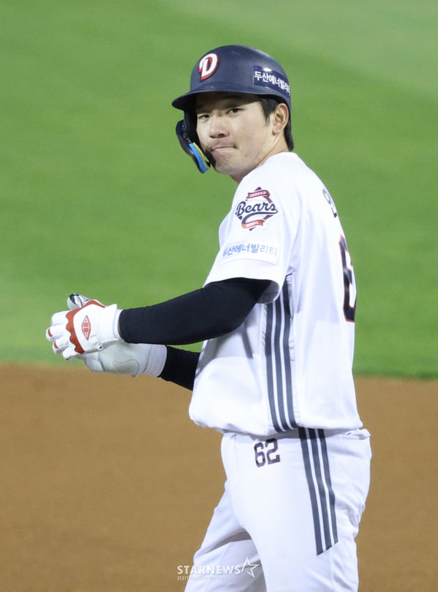 2026 신한 SOL KBO리그 두산 베어스 대 KIA 타이거즈 경기가 23일 서울 잠실야구장에서 열렸다. 두산 안재석이 5회말 2사 2루에서 동점 1타점 적시타를 날리고 출루한 후 세리머니를 하고 있다. /사진=김진경 kim.jinkyung@