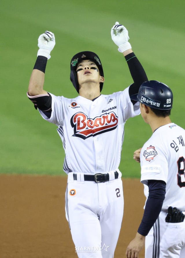 2026 신한 SOL KBO리그 두산 베어스 대 KIA 타이거즈 경기가 23일 서울 잠실야구장에서 열렸다. 두산 김민석이 3회말 2사 1루에서 중전 안타를 날리고 출루한 후 세리머니를 하고 있다. /사진=김진경 kim.jinkyung@