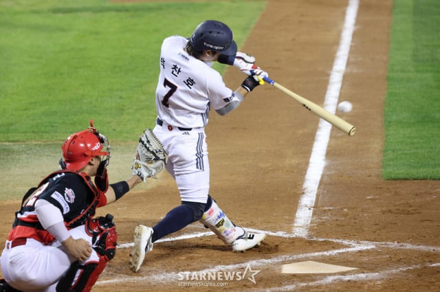 2026 신한 SOL KBO리그 두산 베어스 대 KIA 타이거즈 경기가 23일 서울 잠실야구장에서 열렸다. 두산 박찬호가 8회말 2사 만루에서 힘차게 타격하고 있다. /사진=김진경 kim.jinkyung@