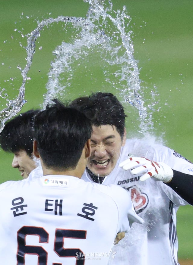 2026 신한 SOL KBO리그 두산 베어스 대 KIA 타이거즈 경기가 23일 서울 잠실야구장에서 열렸다. 두산 안재석이 9회말 2사 2루에서 KIA 이의리를 상대로 끝내기 안타를 날리고 동료들의 축하를 받고 있다. /사진=김진경 kim.jinkyung@