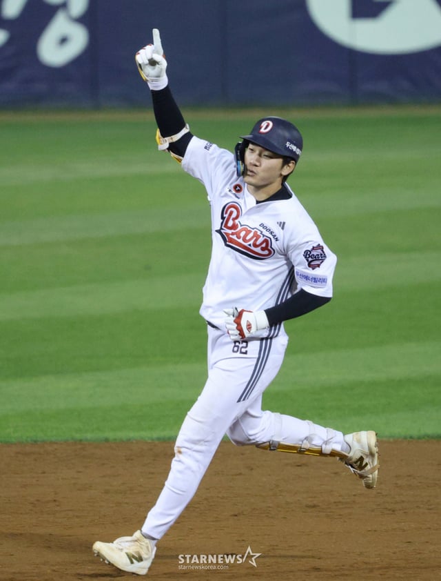 2026 신한 SOL KBO리그 두산 베어스 대 KIA 타이거즈 경기가 23일 서울 잠실야구장에서 열렸다. 두산 안재석이 9회말 2사 2루에서 KIA 이의리를 상대로 끝내기 안타를 날리고 환호하고 있다. /사진=김진경 kim.jinkyung@