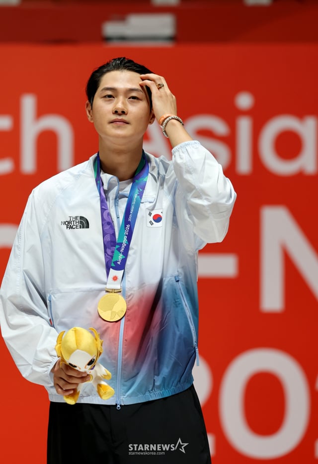 Oh Sang-wook of the men's sabre team is shown holding up his gold medal during the awards ceremony after securing a comeback victory in the men's individual sabre final at the 2026 Aichi-Nagoya Asian Games held on the 23rd at the Aichi Sky Expo in Tokoname, Aichi Prefecture, Japan. /Photo=Senior reporter Kang Young-jo cameratalks@