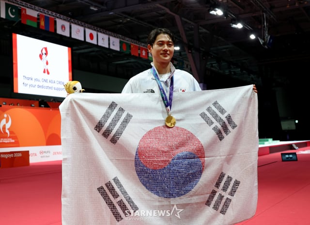 Oh Sang-wook of the men's sabre team performs a flag ceremony after winning gold with a comeback in the men's individual sabre final at the 2026 Aichi-Nagoya Asian Games held on the 23rd at the Aichi Sky Expo in Tokoname, Aichi Prefecture, Japan. . 2026.09.23. /Photo=Senior reporter Kang Young-jo cameratalks@