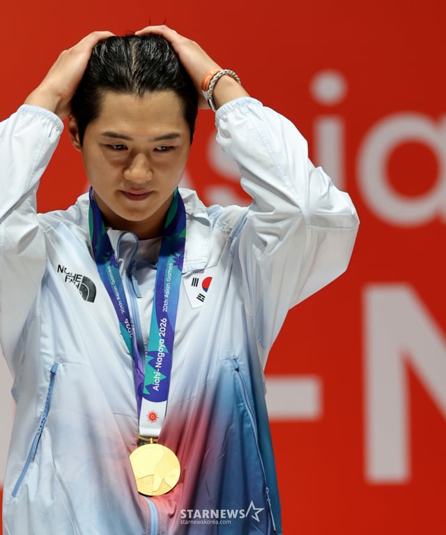 Oh Sang-wook of the men's sabre team is shown holding up his gold medal during the awards ceremony after securing a comeback victory in the men's individual sabre final at the 2026 Aichi-Nagoya Asian Games held on the 23rd at the Aichi Sky Expo in Tokoname, Aichi Prefecture, Japan. /Photo=Senior reporter Kang Young-jo cameratalks@