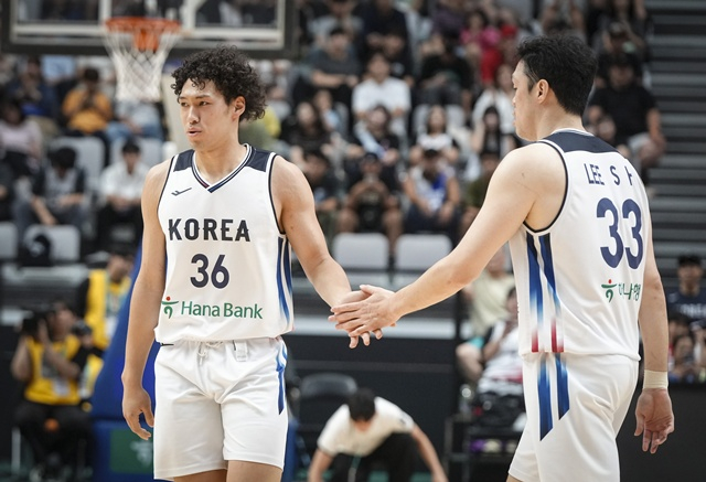 에디 다니엘(왼쪽)과 이승현. /사진=대한민국농구협회 제공