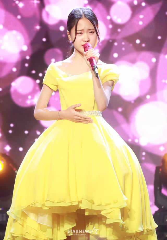 가수 김다현 
