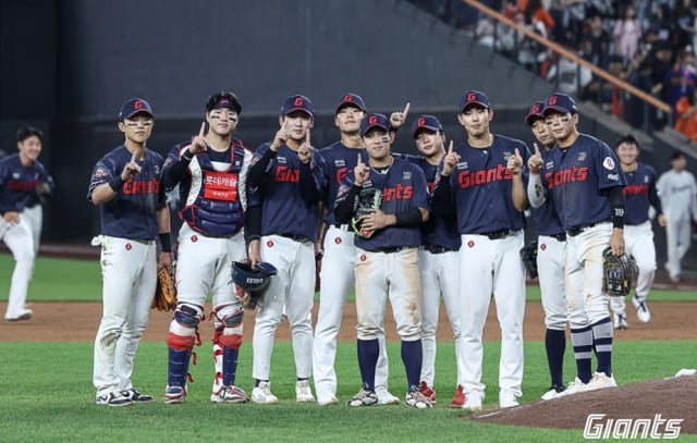 롯데 선수단이 23일 대전 한화전에서 승리 후 기념사진을 찍었다. /사진=롯데 자이언츠 제공