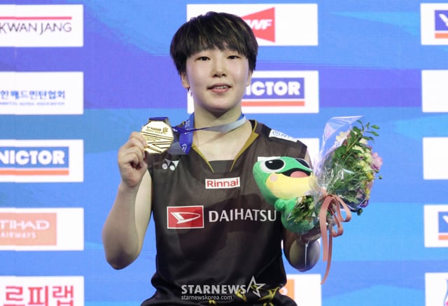 昨年、水原(スウォン)で開かれた水原ビクターコリアオープンバドミントン選手権大会(スーパー500)で、山口茜(日本)がシングルス決勝戦でアン·セヨンに勝利した後、ポーズを取っている。 /写真=キム·ジンギョン待機者