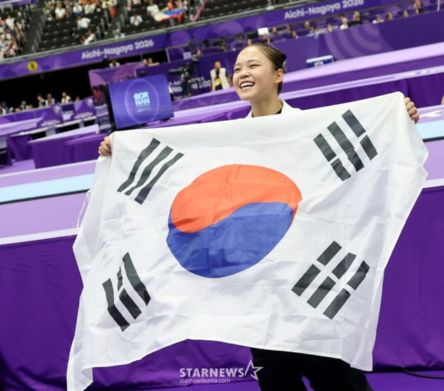 여서정이 24일 나고야 체조경기장에서 열린 2026 아이치·나고야 아시안게임 체조 개인전 여자 도마에서 환상적인 연기를 펼치며 금메달을 따낸 후 태극기 세리머니를 하고 있다. . 2026.09.24. 여서정이 24일 나고야 체조경기장에서 열린 2026 아이치·나고야 아시안게임 체조 개인전 여자 도마에서 환상적인 연기를 펼치며 금메달을 따낸 후 태극기 세리머니를 하고 있다. . 2026.09.24. /사진=강영조 cameratalks@