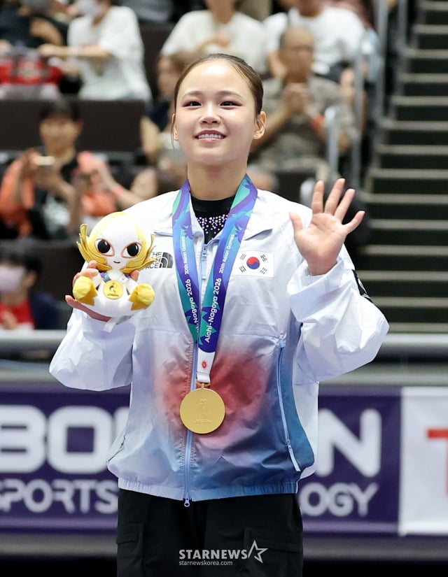 跳马金牌得主吕瑞静于24日在名古屋体操馆举行的2026爱知·名古屋亚运会体操个人赛女子跳马颁奖仪式上,与朝鲜选手安昌玉一同参与奖牌仪式。/照片=姜英祚 (Kang Young-jo) cameratalks@