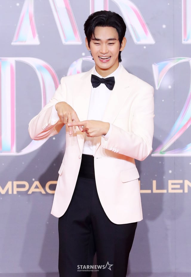 El actor Kim Soo-hyun posó para fotografías en la alfombra roja del evento '9.ª Premios Artistas Asiáticos' (The 9th Asia Artist Awards, en adelante 'AAA 2024'), que se celebró el día 27 por la tarde en el IMPACT Challenger Hall 1-2 de Bangkok, Tailandia. /foto=Kim Chang-hyun chmt@