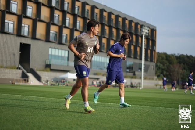 회복 훈련 중인 이강인(오른쪽). /사진=대한축구협회(KFA) 제공