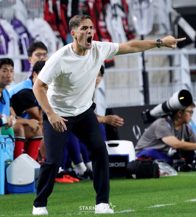 The South Korean national football team held a friendly match against Ecuador on the 24th at Suwon World Cup Stadium. Coach Roberto Moreno is giving tactical instructions. /Photo=Chief correspondent Kim Jin-kyung